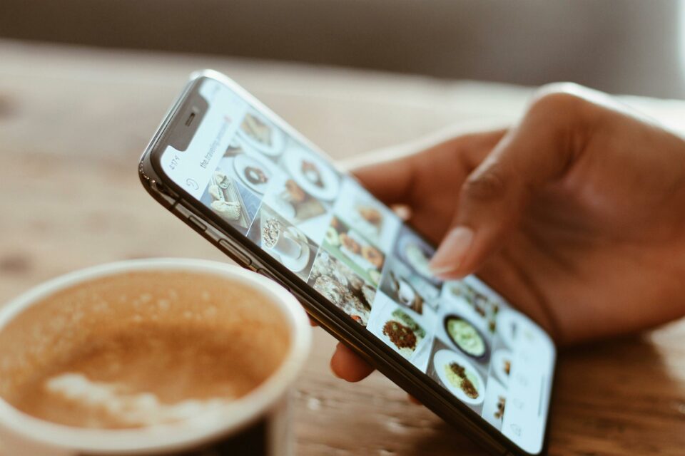Tourisme digital : quels sont les 5 réseaux sociaux les + consultés en France en mars 2025 ? (Et il y a des surprises ! …)